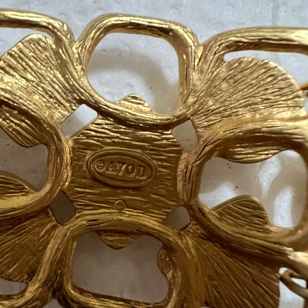 Avon beautiful gold tone set of earring and bracelet - Picture 7 of 7